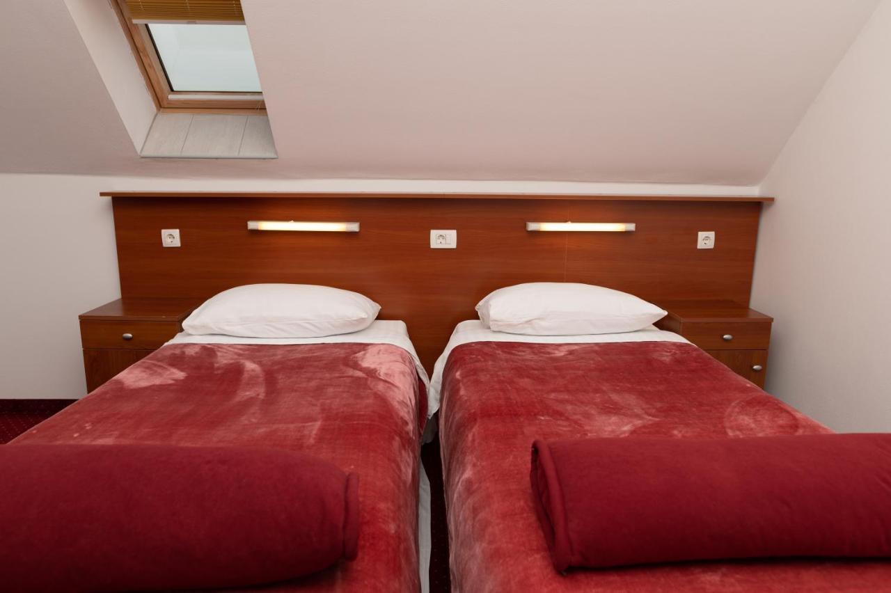 Hotel Mirni Kutak Otočac Dış mekan fotoğraf