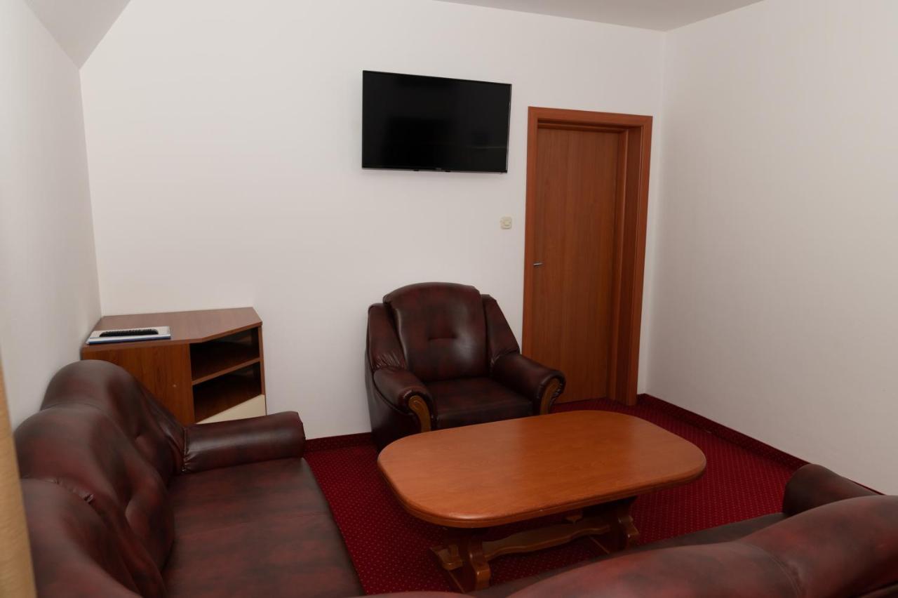 Hotel Mirni Kutak Otočac Dış mekan fotoğraf