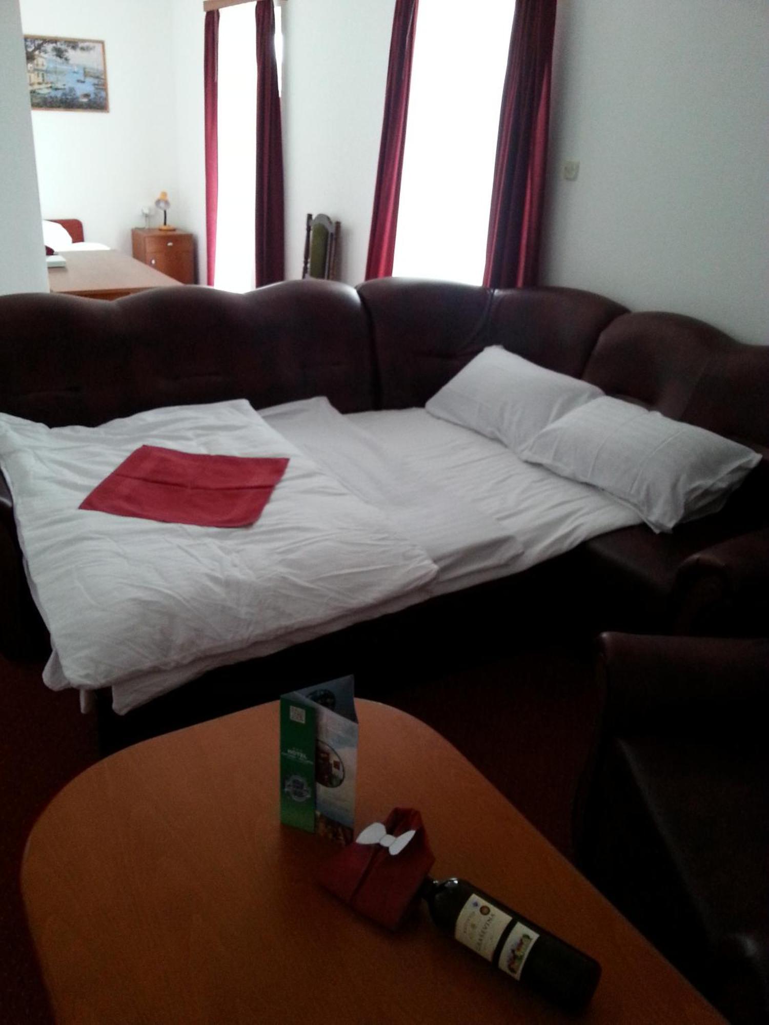 Hotel Mirni Kutak Otočac Oda fotoğraf