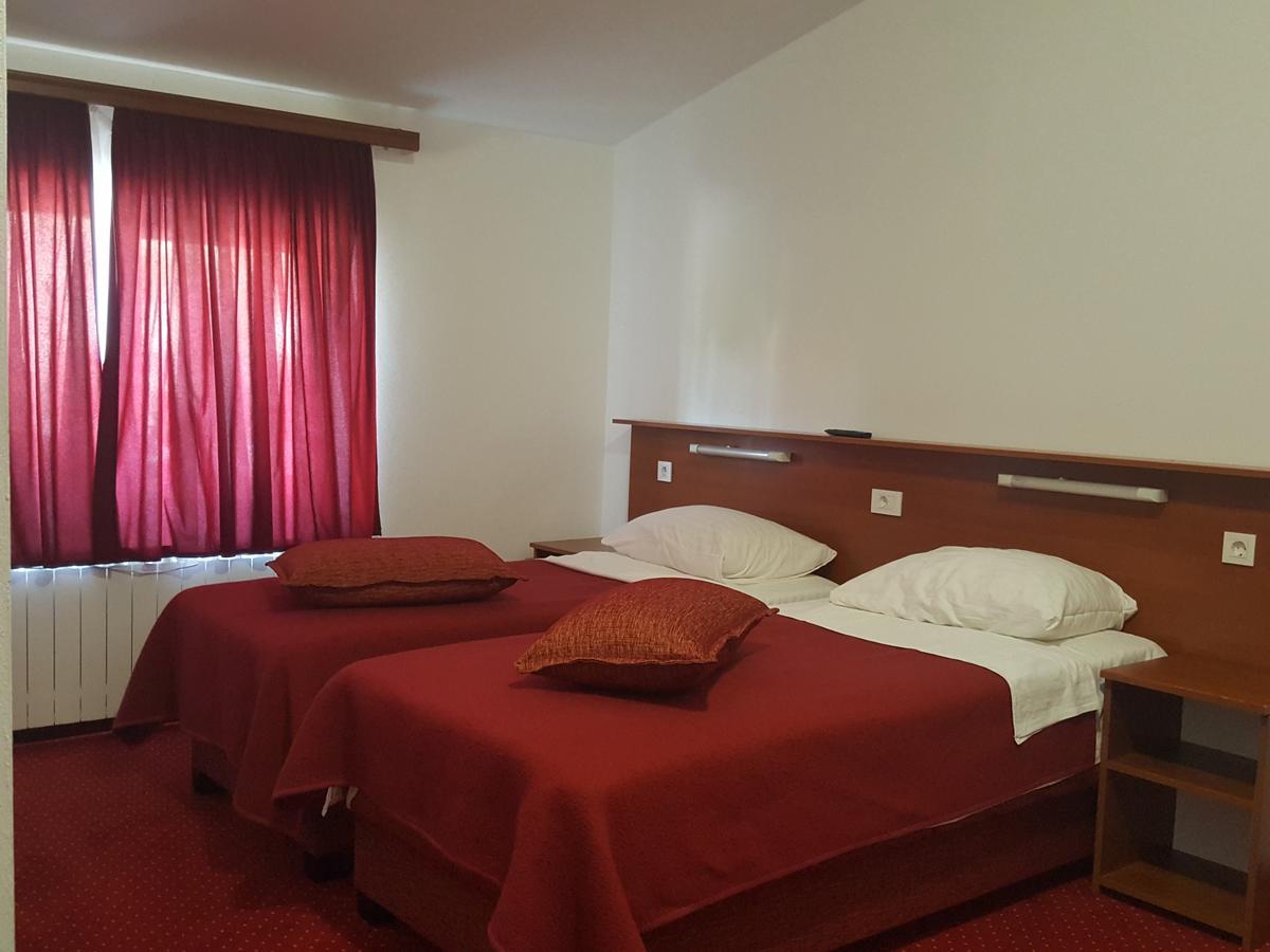 Hotel Mirni Kutak Otočac Dış mekan fotoğraf