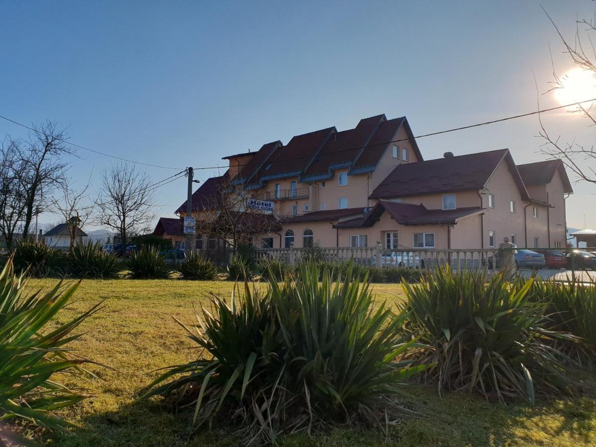 Hotel Mirni Kutak Otočac Dış mekan fotoğraf