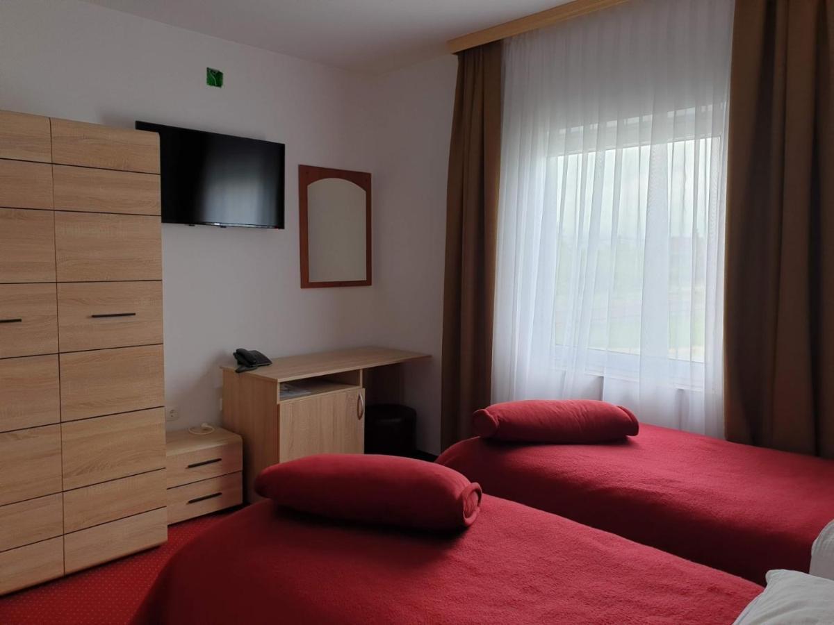 Hotel Mirni Kutak Otočac Dış mekan fotoğraf